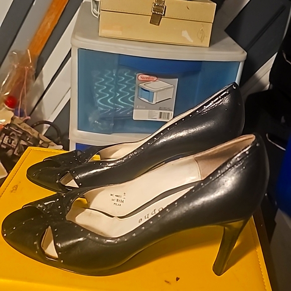 Apostrophe Designer Shoes, Sz 8, Black, Leather, Criss Cross Open Toe, 3.5" Heel - Picture 7 of 10